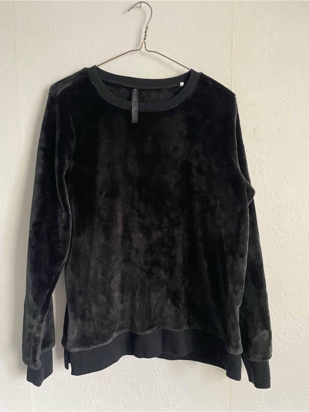🎁 3/$30 Gaiam Black Plush Crewneck Women’s Sweater